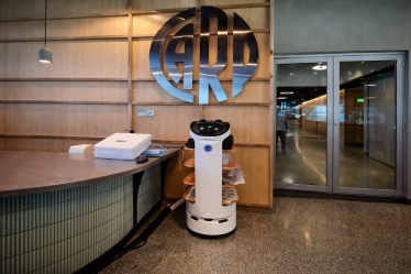 Robot con pantalla para publicidad